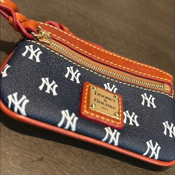 Dooney & Bourke NY Yankees Coin Case - NWOT - Picture 2 of 7